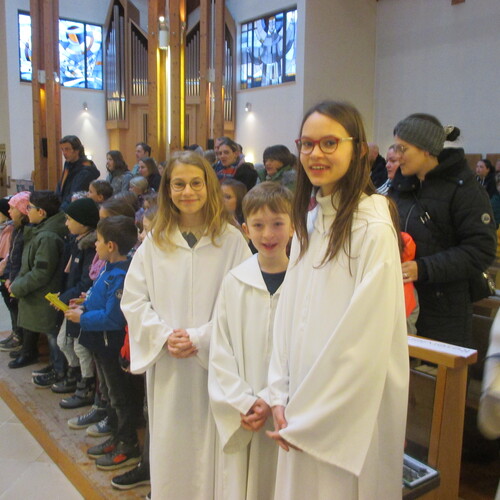 Drei junge Menschen, die sich in den Dienst mit den übrigen Ministrantinnen stellen, bringen Dynamik und Wertschätzung in die liturgischen Feierlichkeiten ein