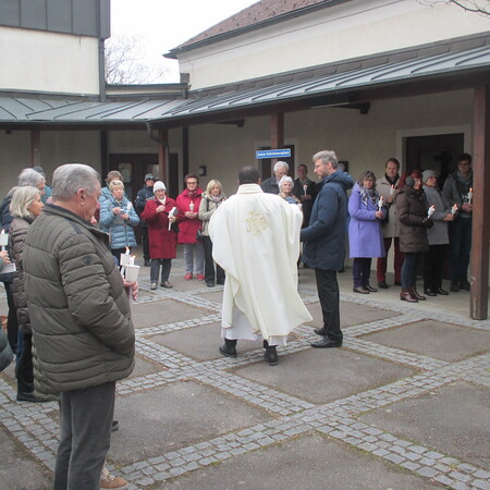 Traditioneller Beginn bei Maria Lichtmess ist bei der Pieta im Freien